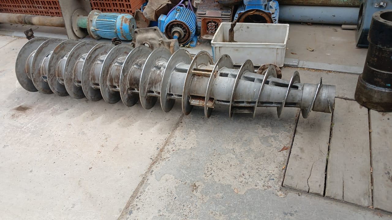 Bomba centrífuga reparada y pintada